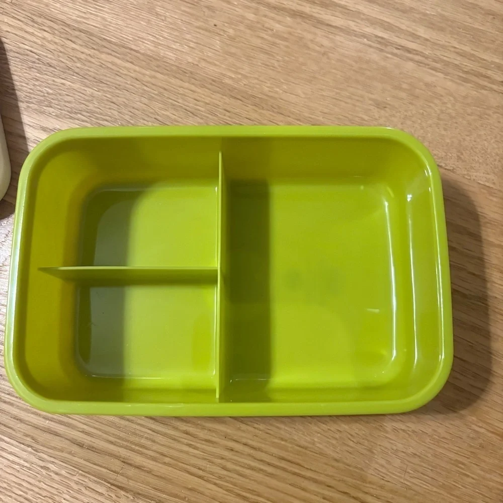 Dr. Seuss Grinch Plastic Food Storage Container NEW Compartment Lunch Christmas